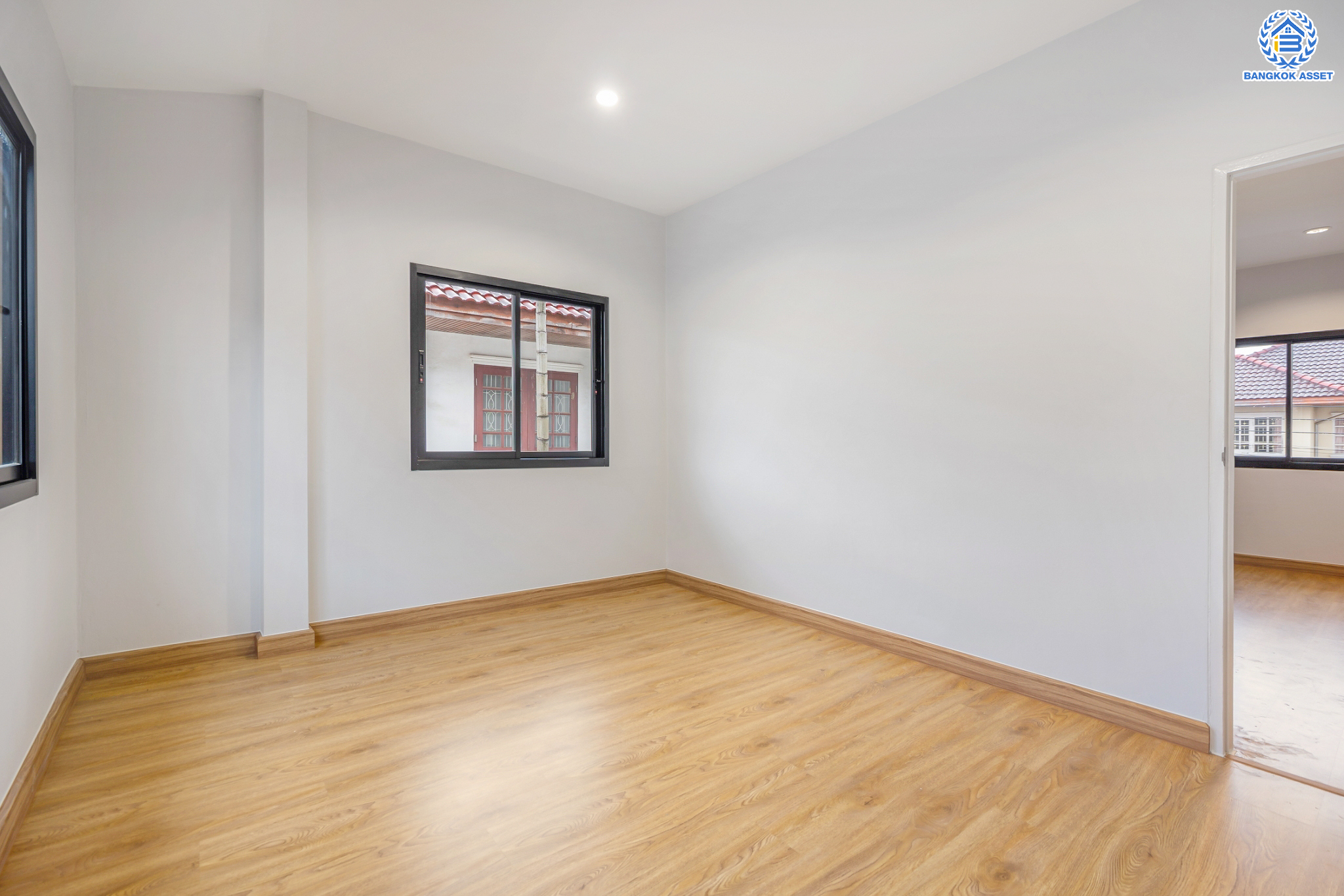 บ้านมือสองตกแต่งใหม่ ม.บ้านสาวิตรี พุทธมณฑลสาย3 หลังมุม เนื้อที่ 54.2 ตร.ว. ฟังก์ชัน 3 ห้องนอน 2 ห้องน้ำ จอดรถได้ 2 คัน บนทำเลใกล้ทางคู่ขนานลอยฟ้าบรมราชชนนี ม.มหิดล เซ็นทรัลศาลายา และรายล้อมด้วยสิ่งอำนวยความสะดวกครบ!…